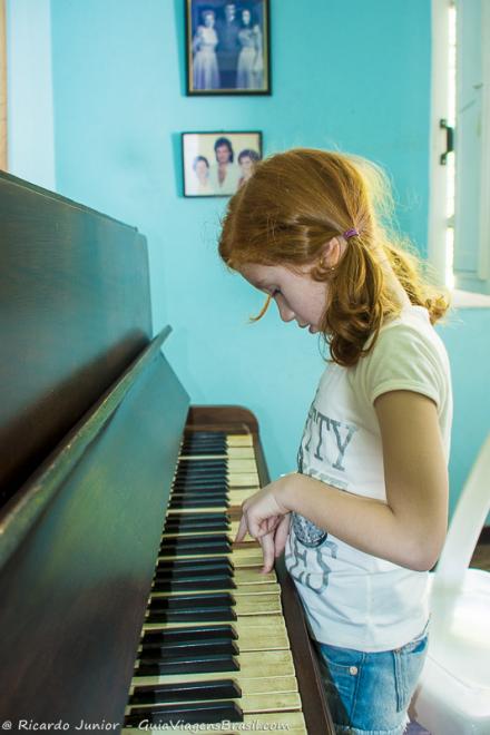 Imagem de criança tocando piano em Cachoeiro de Itapemirim